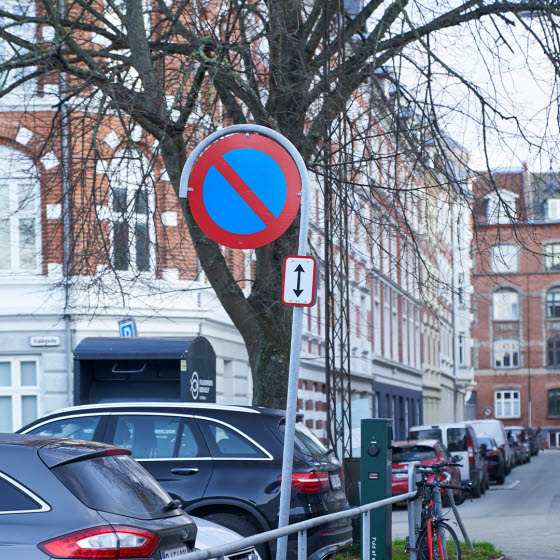 Skilt der betyder parkering forbudt