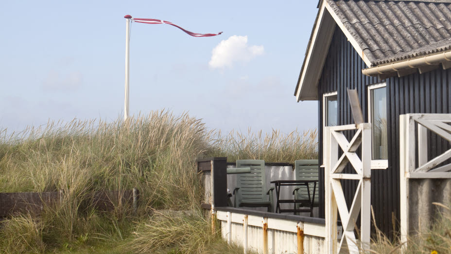 Sommerhus med flagstang og vimpel